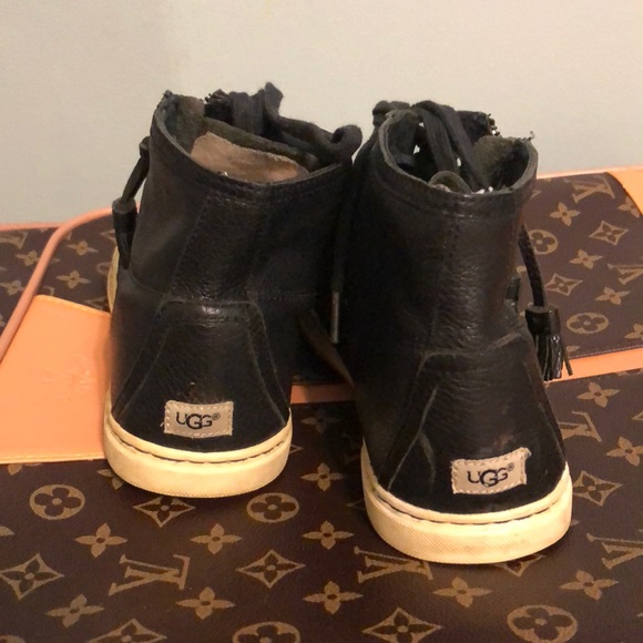 EUC UGG BLACK SNEAKERS 👟 size7 super comfy n cool - Picture 2 of 5
